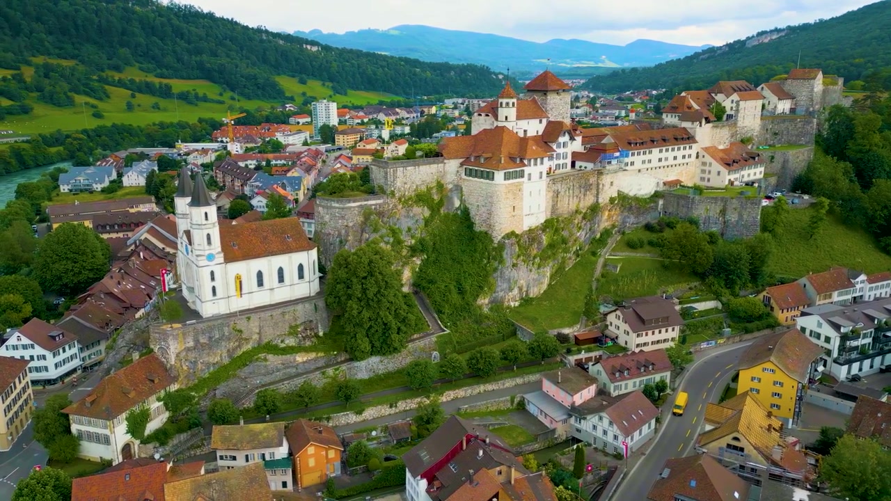 Video drone 4K dello storico Castello di Festung Aarburg e della Chiesa Reformierte Kirche ad Aarburg, Svizzera