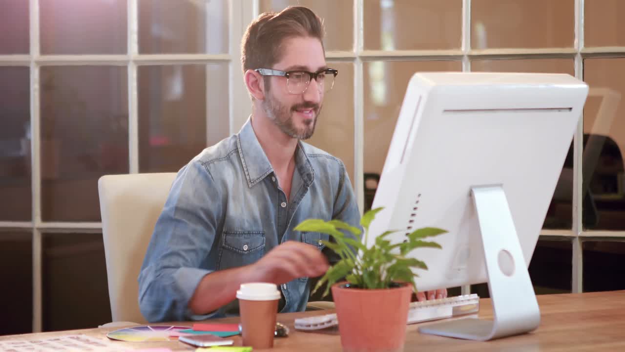 Afslappet forretningsmand, der arbejder på computer