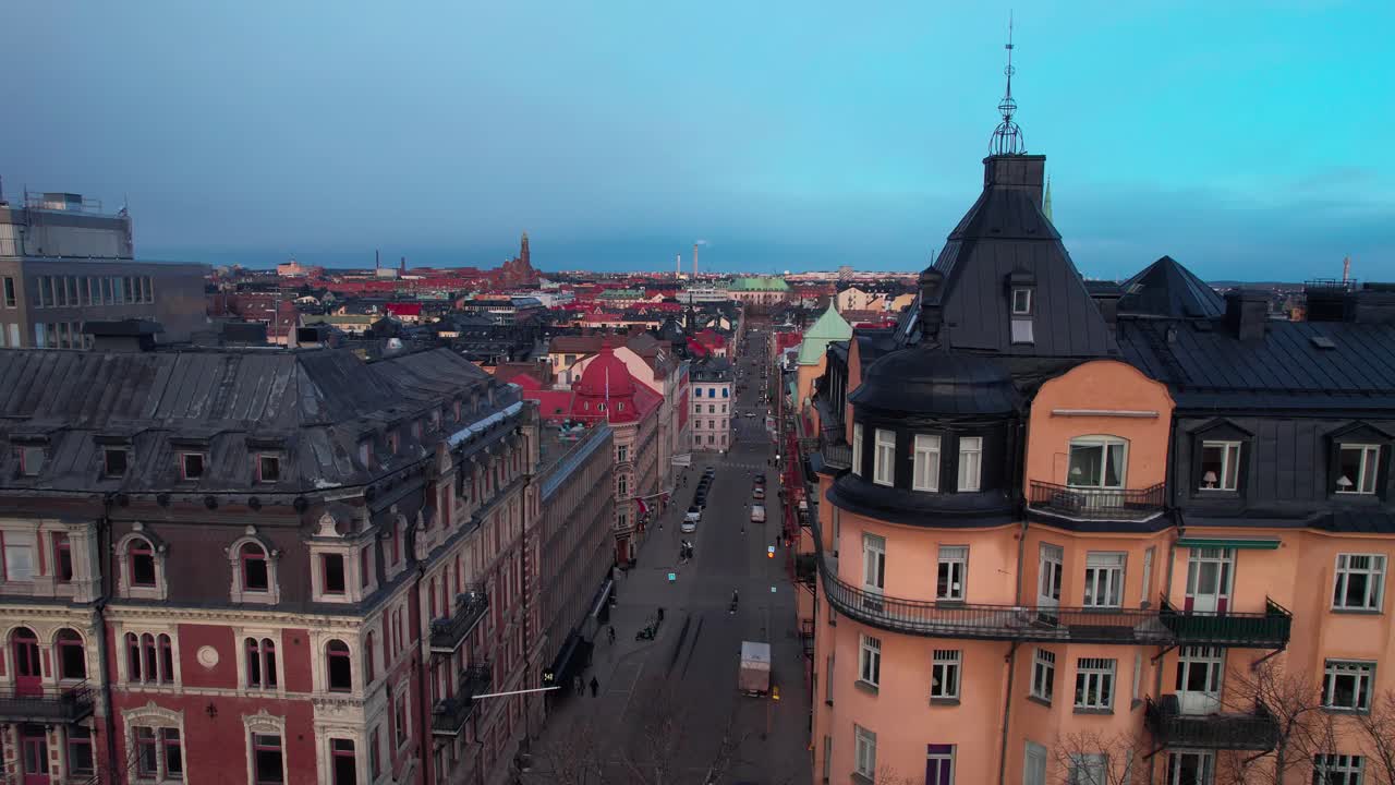 fotografía del avión no tripulado que revela el paisaje urbano del casco antiguo de estocolmo, coloridos edificios suecos arquitectura con calles concurridas, catedral por la noche