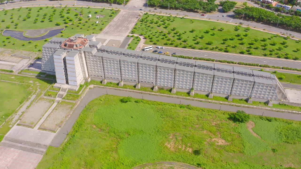 vista aérea del faro de colón en santo domingo este, república dominicana - disparo de drones