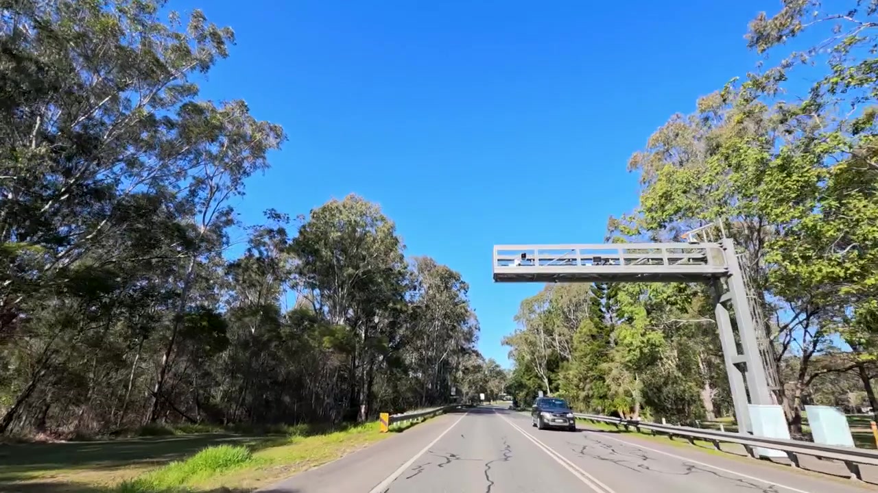 ニューサウスウェールズ州サウスケンプシー近郊の晴れた高速道路をドライブ中の視点ショット。