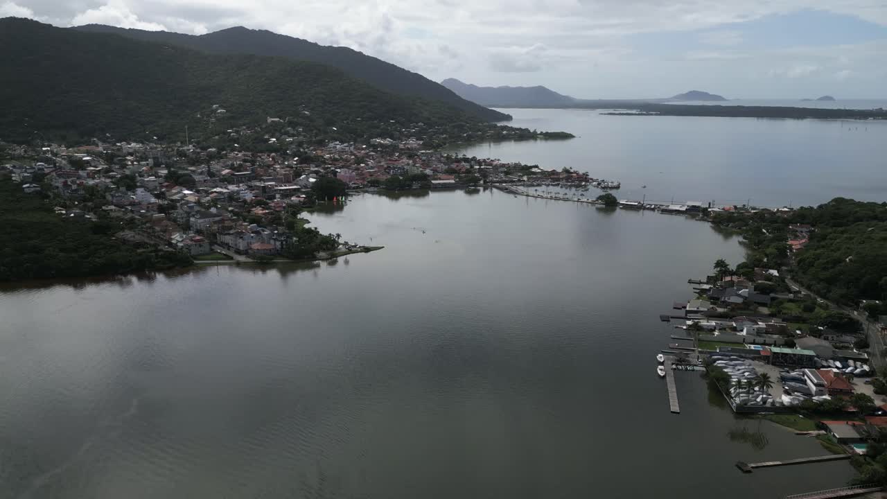 vista aérea de la ciudad de lagoa de conceicao en santa catarina brasil, paisaje de montaña y casas de barrio, florianópolis, destino de viaje, vista panorámica aérea