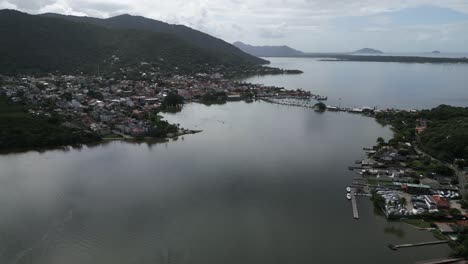 Vista-Aérea-De-La-Ciudad-De-Lagoa-De-Conceicao-En-Santa-Catarina-Brasil,-Paisaje-Montañoso-Y-Casas-De-Barrio,-Florianópolis,-Destino-De-Viaje,-Vista-Panorámica-Aérea