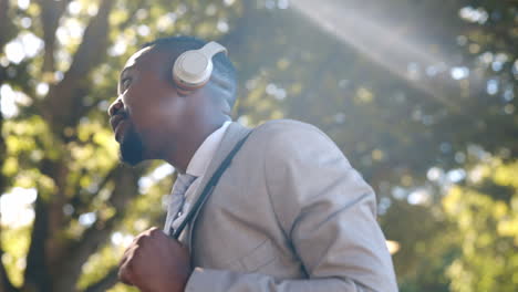 sonrisa, música y negocios hombre negro bailando en el parque