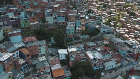 vista aérea del paisaje de drones de casas en el barrio del gueto, comuna 13 barrios marginales, medellín, colombia