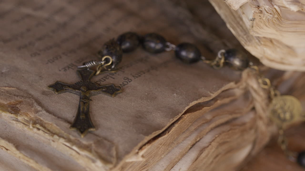 고대 학자 들 은 종교적 문헌 들 - 날씨 가 변한 두루마리 들 과 문서 들 - 역사 와 신앙 을 연구 한다