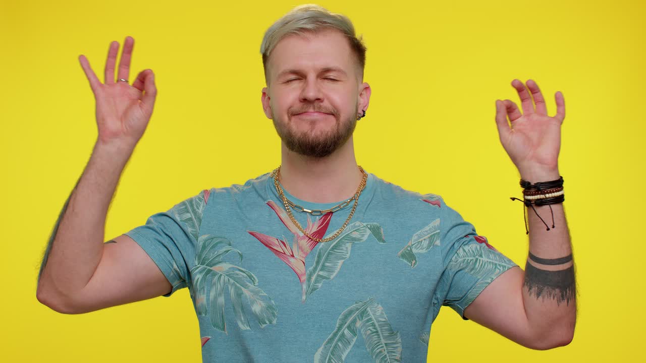 Homem elegante respira profundamente com gesto de mudra, meditando com pensamentos concentrados e mente tranquila.