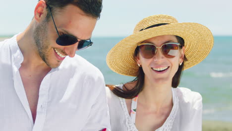una pareja feliz en la playa.