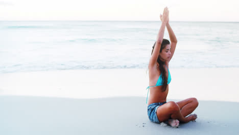 Frau-Macht-Yoga-Am-Strand