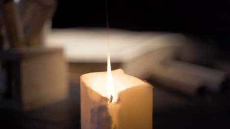 Luz-De-Las-Velas-Iluminando-El-Lugar-Del-Período-Histórico.