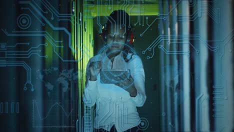 animación del procesamiento de datos sobre ingeniera informática afroamericana y servidores informáticos