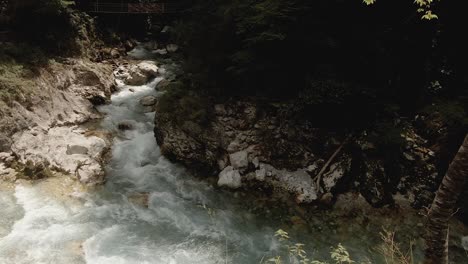 Felsiges-Tal-In-Einem-Berg