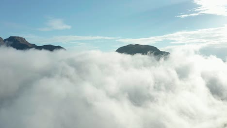 인도 물시의 두꺼운 구름 아래 보이는 산봉우리