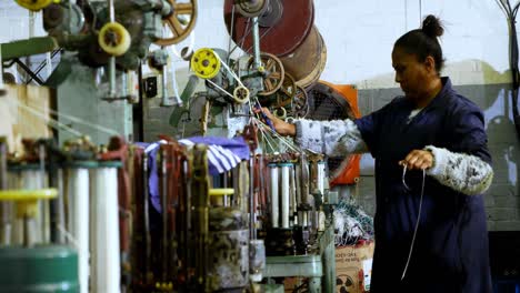 trabajadora femenina que trabaja en la industria de fabricación de cuerdas 4k