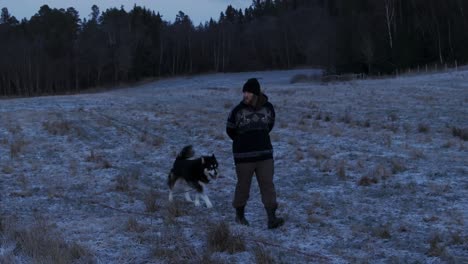 Indre-Fosen,-Kreis-Tröndelag,-Norwegen-–-Ein-Mann-Geht-Im-November-Mit-Seinem-Hund-Auf-Dem-Bauernhof-Spazieren-–-Kamerafahrt