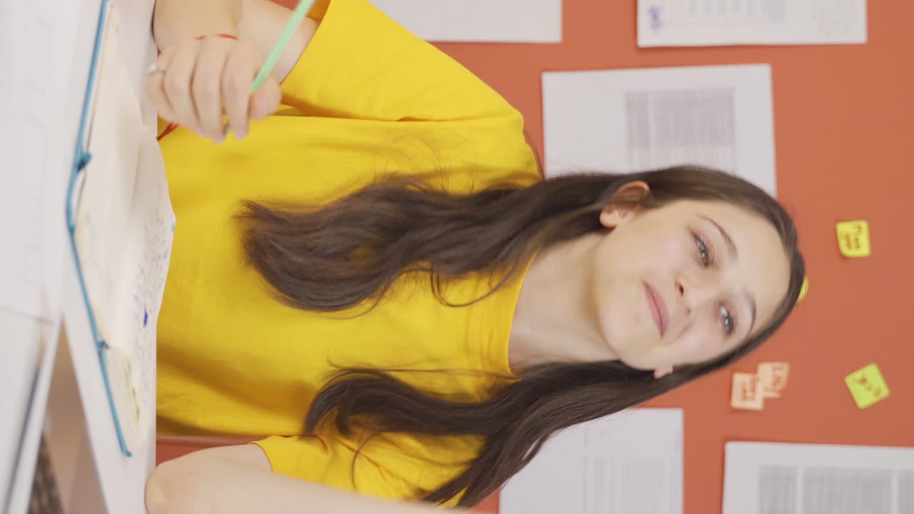 el video vertical de la niña animada es alegre y feliz.