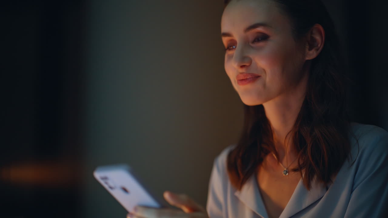 mujer usando un teléfono móvil