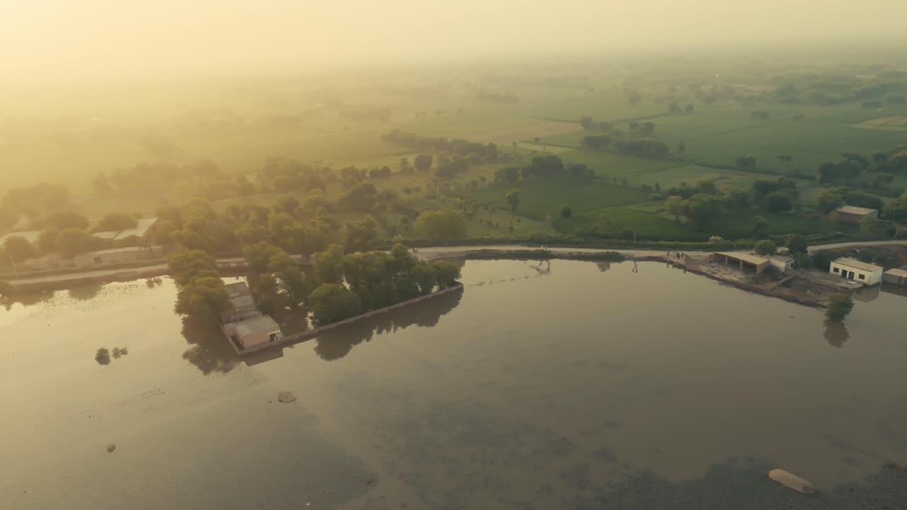 파키스탄 펀자브주 잘랄푸르 피르왈라에서 폭우로 침수된 가옥과 들판의 드론 뷰
