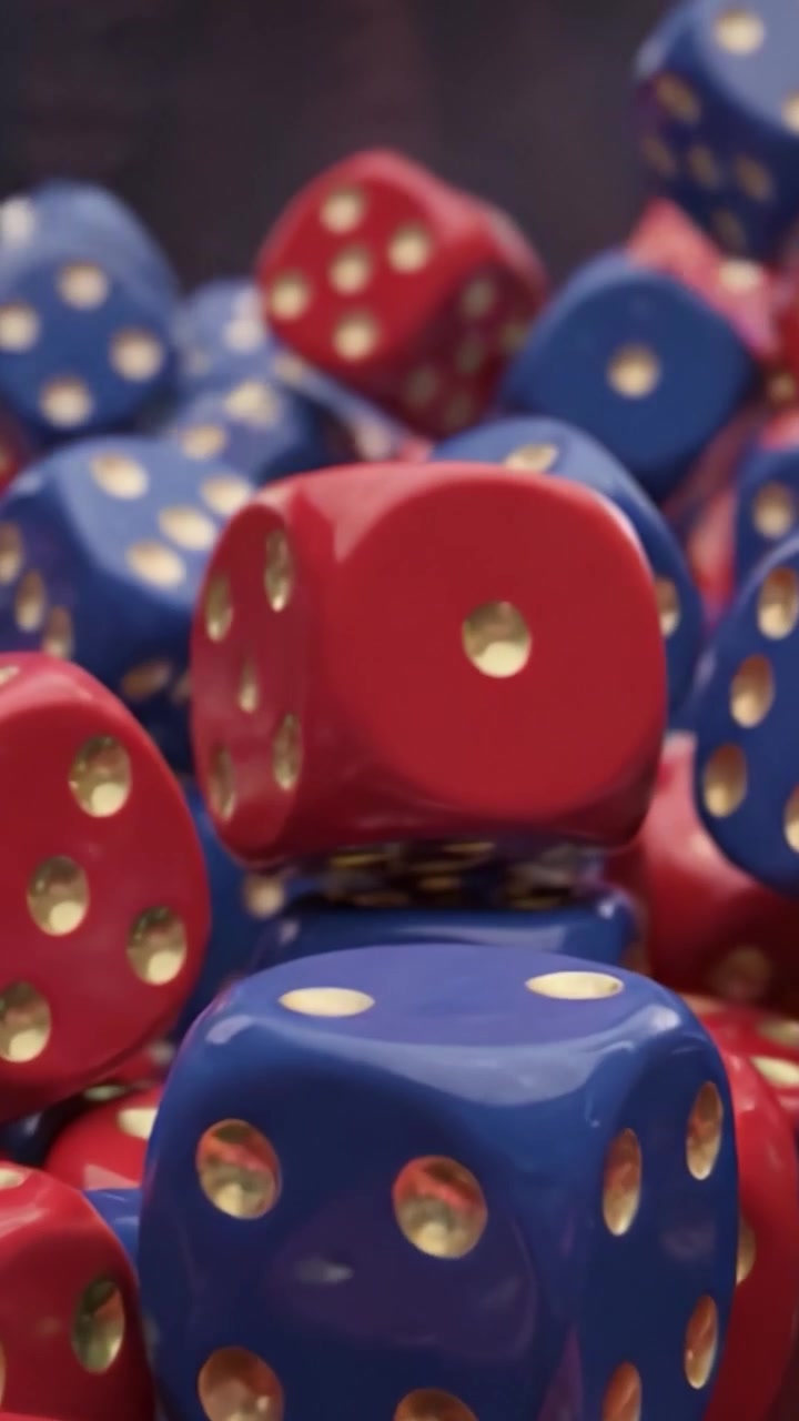 Una Vivace Serie di Dadi da Casinò: Primo Piano Accattivante di Dadi Colorati Rossi e Blu Ammassati Insieme in un'Atmosfera di Gioco Coinvolgente