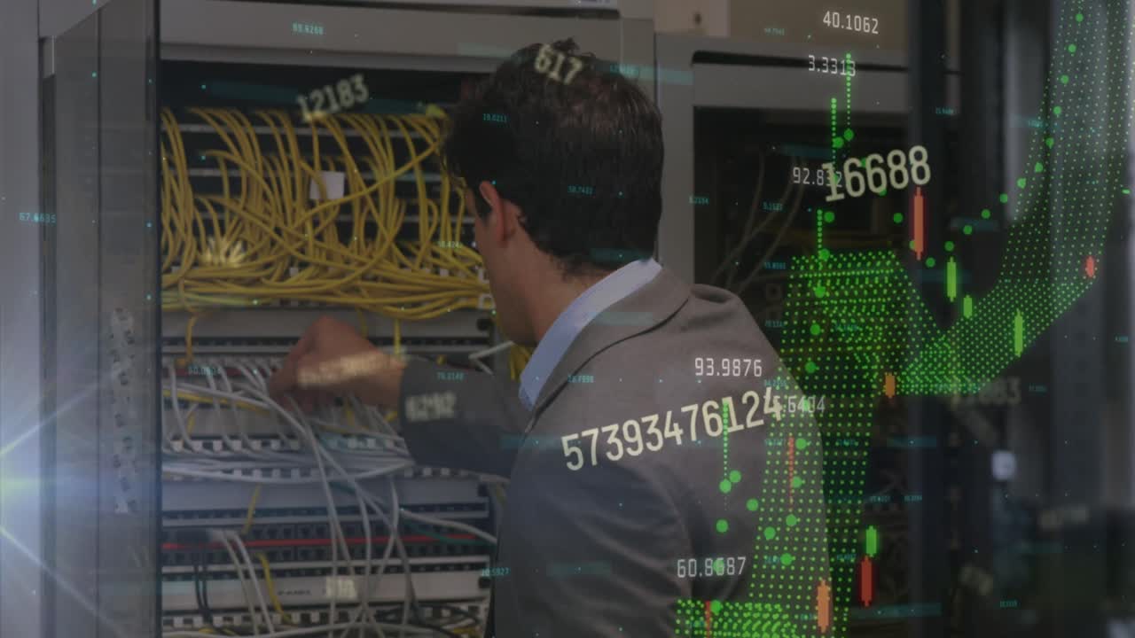 procesamiento de datos financieros contra un ingeniero caucásico que trabaja en la sala de servidores de computadoras