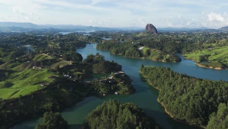 Hermoso-Paisaje-De-Lagos-Fluviales-De-Guatape,-Colombia,-Aéreo-Con-Espacio-De-Copia