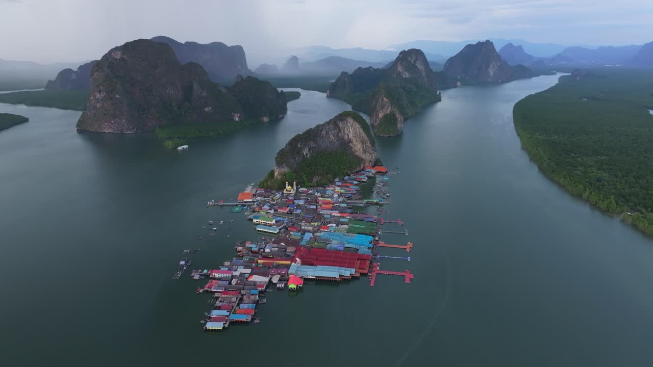 เกาะปันหยี หมู่บ้านลอยน้ำ ถ่ายยามพระอาทิตย์ขึ้น ประเทศไทย