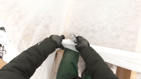 preparación de lechos de jardín de invierno con cubierta protectora