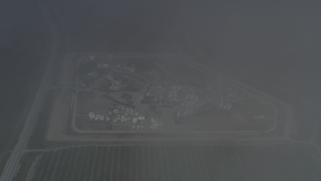 안개 가 많은 시골 지역 에 있는 산업 시설 의 공중 사진