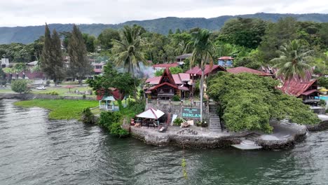 Lago-Toba,-Casas-Tradicionales-Estilo-Batak,-Experiencia-única-Y-Auténtica