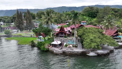 lago toba, casas tradicionales de estilo batak, una experiencia única y auténtica