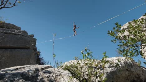 Toma-De-Cardán-De-Hombres-En-Un-Slackline-En-La-Cima-De-Una-Montaña