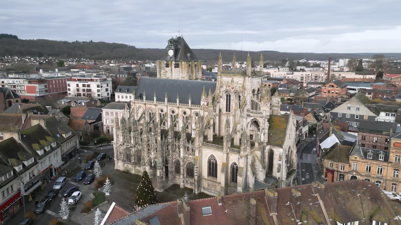 프랑스 노르망디의 오래된 프랑스 대성당, 새들이 날아다니는 곳, 항공 드론 영상, 크리스마스 트리, 구름이 많은 날