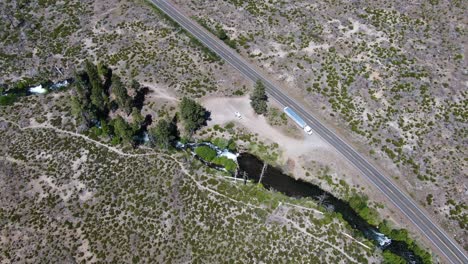 Toma-Aérea-De-Una-Carretera-Junto-A-Pinos-En-El-Bosque-Nacional-De-Lassen