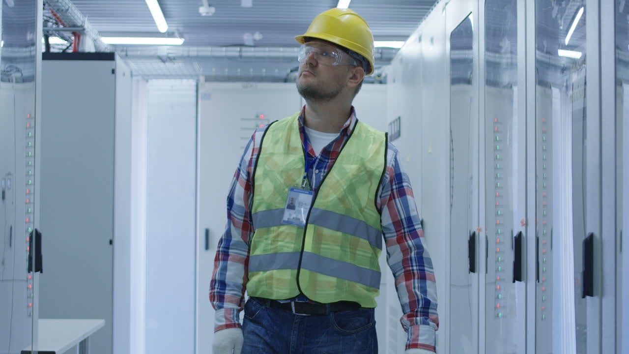 técnico en una sala de servidores