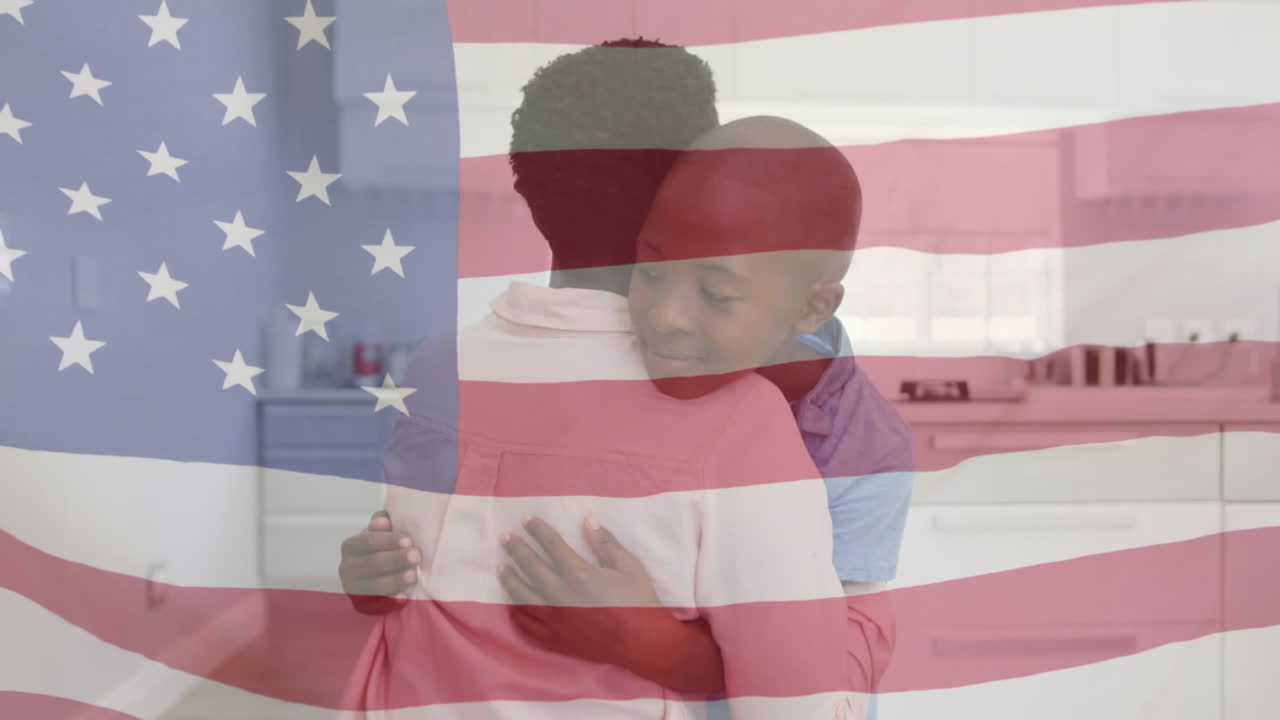 animación de la bandera de los estados unidos ondeando sobre una madre afroamericana abrazando a su hija