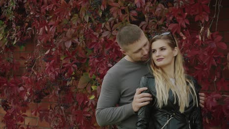 pareja en el abrazo de otoño