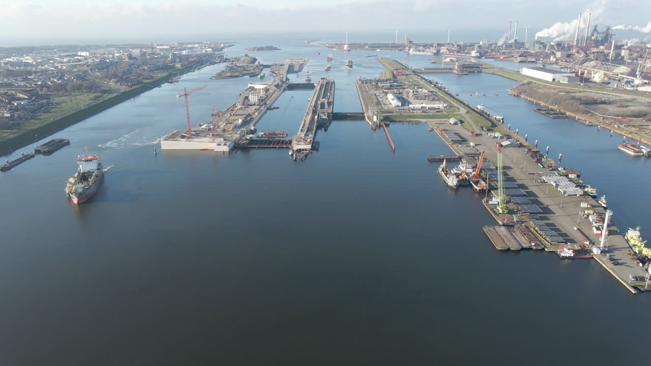 foque de barco pasando ijmuiden sluis, la esclusa de barco de mar más grande del mundo