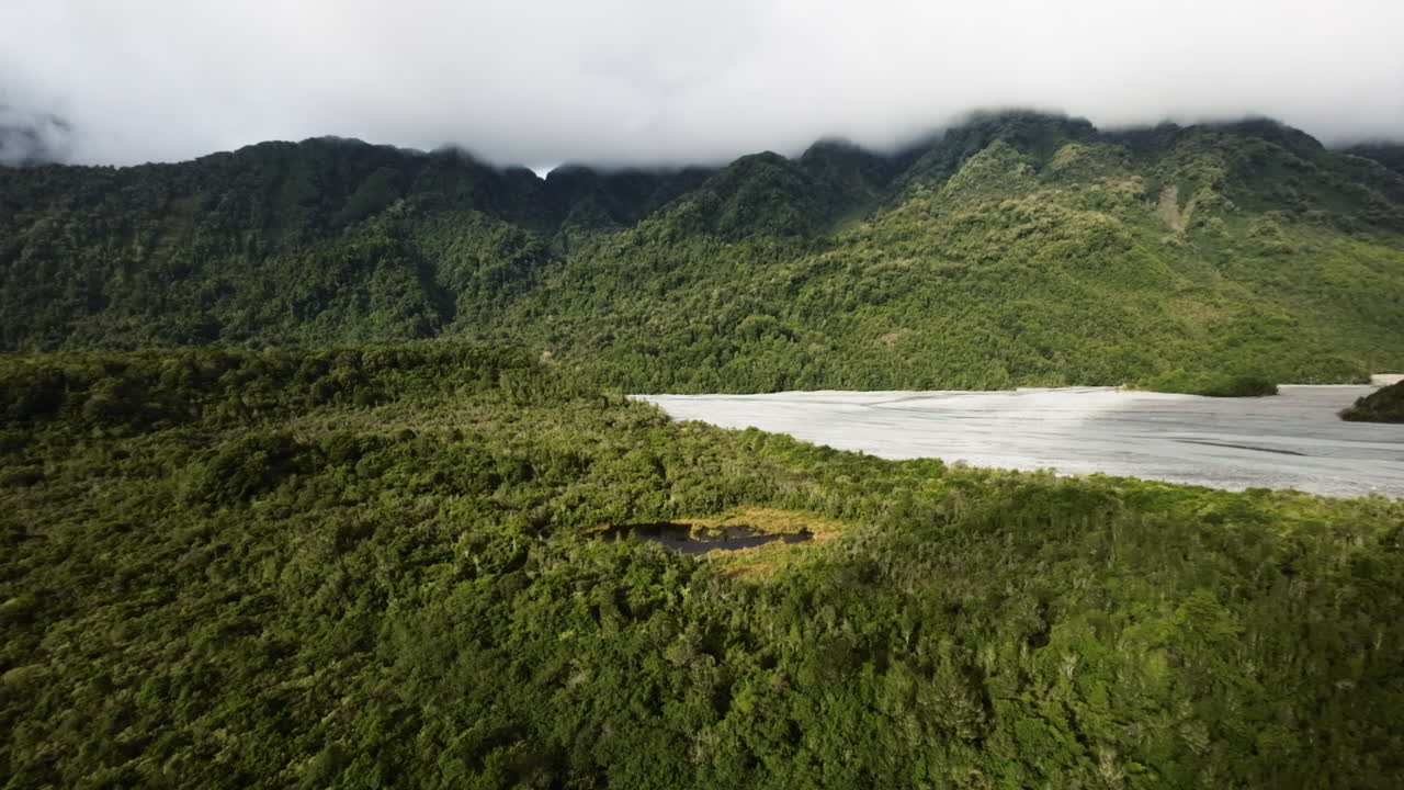 뉴질랜드 의 광대 한 산 들 에 둘러싸인 호수 의 공중 촬영