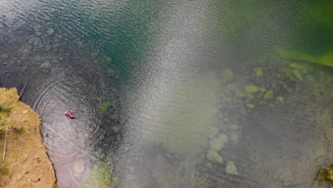 Mujeres-Pescando-Con-Mosca-En-Un-Lago-De-Montaña-Boulder-En-El-Estado-De-Utah