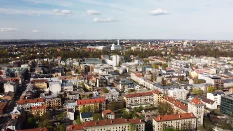 Centro-De-La-Ciudad-De-Kaunas-En-Un-Día-Soleado,-Vista-Aérea-De-ángulo-Alto