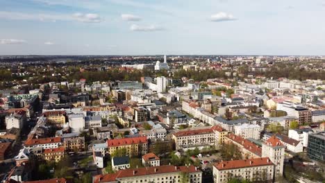 centro de la ciudad de kaunas en un día soleado, vista aérea de alto ángulo