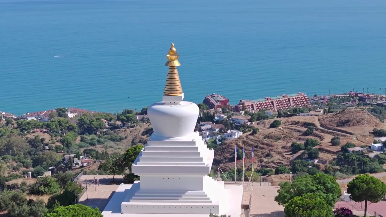 Drönarfilm över Benalmádena Stupa i Andalusien, som fångar fridfull kustnatur, vit arkitektur och lugna medelhavsutsikter.