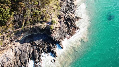 Felsklippen-Und-Ozean-In-Noosa-Shire,-Queensland,-Australien---Drohnenaufnahme