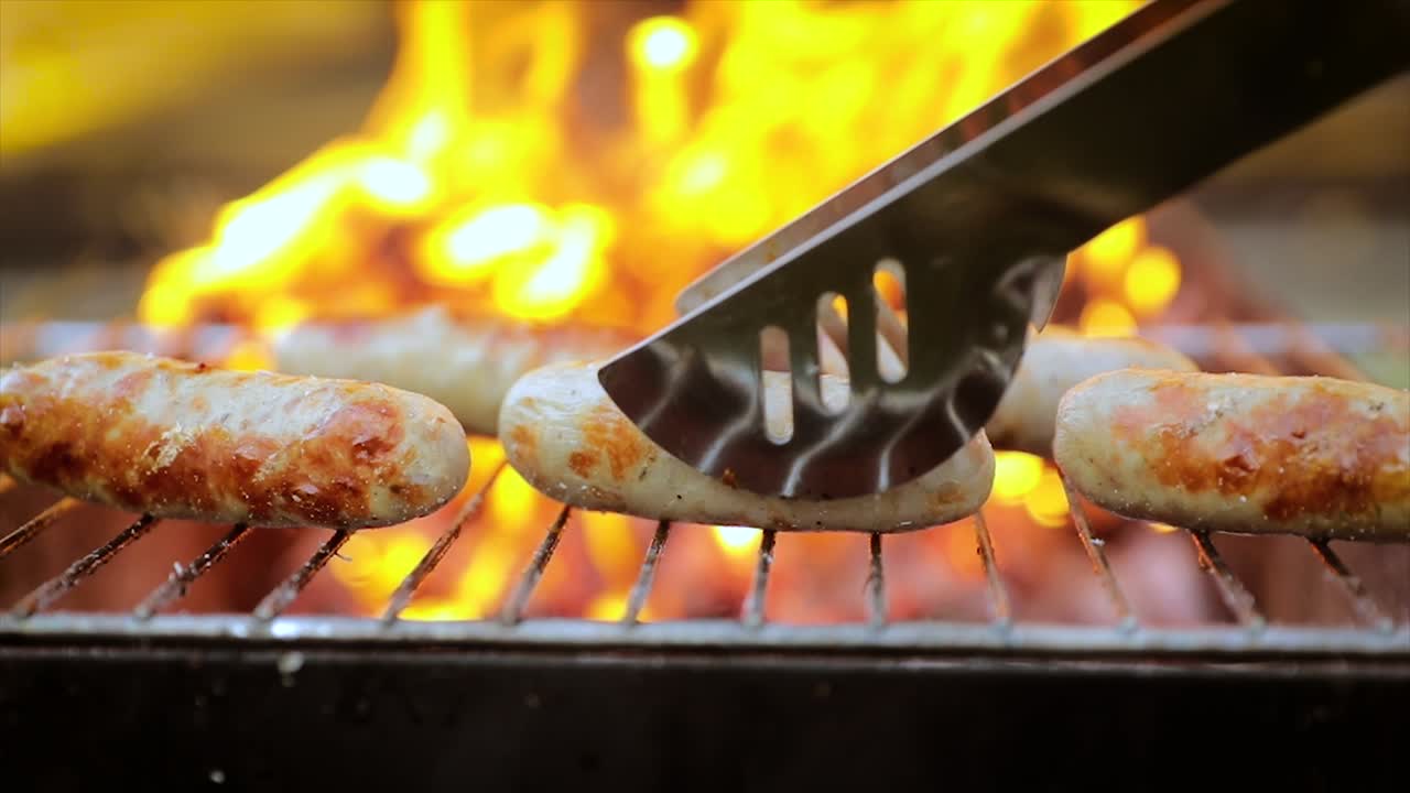 deliciosas salchichas jugosas, cocinadas en la parrilla con un fuego