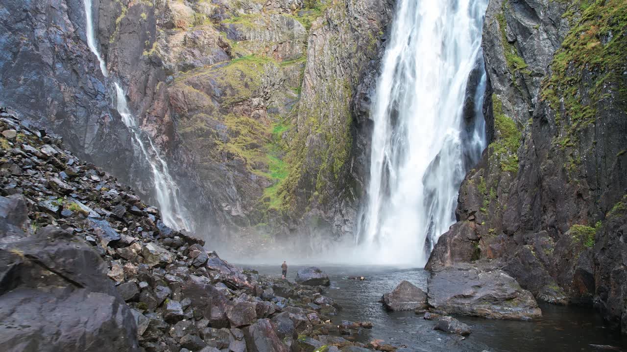 Norveç'in Hardangervidda bölgesindeki Vøringsfossen şelalesinden aşağı akan su.