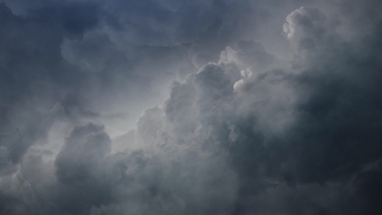 pov tormenta timelapse volando a través de nubes cumulonimbus oscuras en el cielo 4k