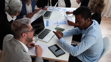 personas de negocios multirraciales que trabajan dentro de la oficina del banco - reunión y concepto de inicio