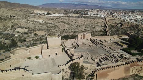 Vista-Aérea-De-La-Histórica-Fortificación-Amurallada,-Fortaleza-Alcazaba-De-Almería