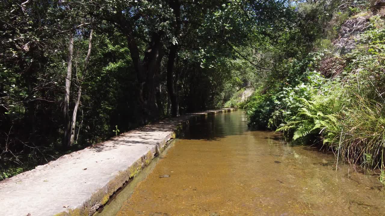 vista aérea de la ruta de los molinos en el bierzo, españa
