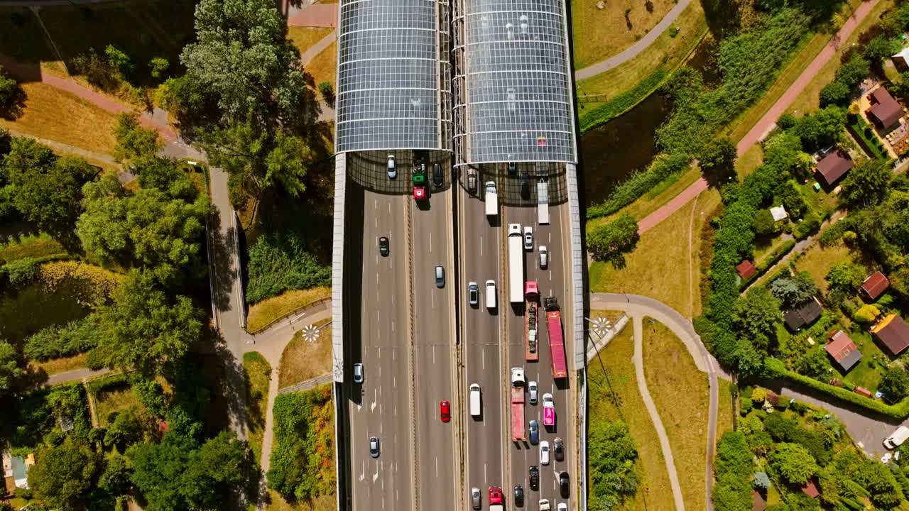 Drone statis jalan tol di Warsawa yang menampilkan pertumbuhan kota dan masalah perubahan iklim